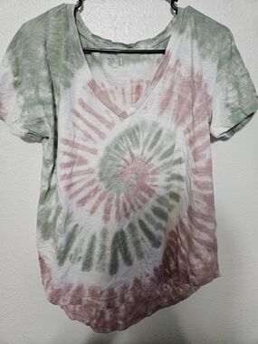 Tie-Dye V-Neck Short Sleeve Tee in Sage & Dusty Rose